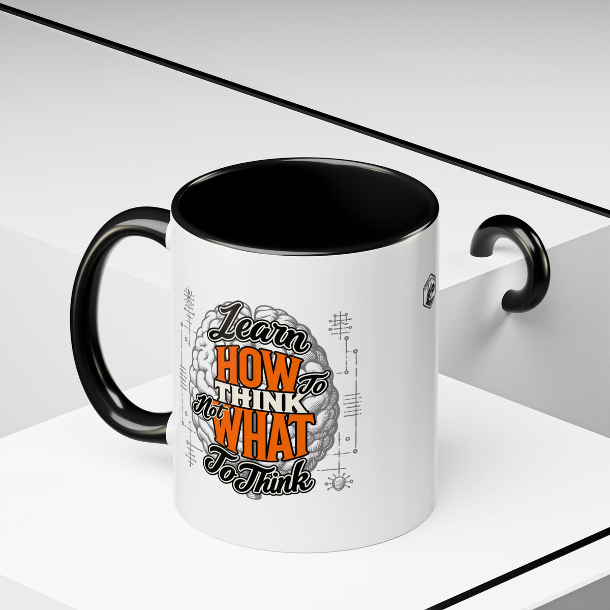 Taza de café con acento: "Aprende a pensar, no qué pensar", taza con frase inspiradora